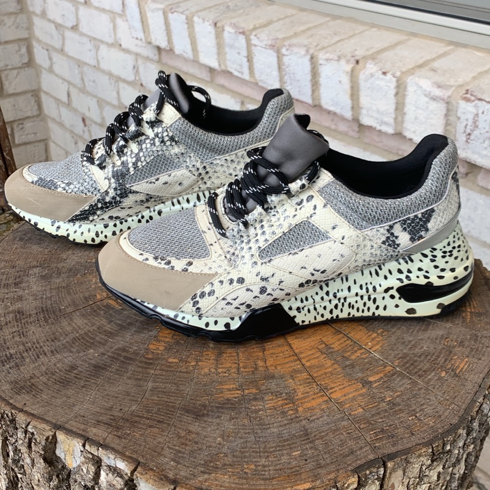 Steve Madden Cliff Sneakers Silver Snakeskin Shoes Women's Size 8 - Picture 2 of 8
